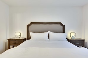 4 habitaciones, escritorio, tabla de planchar con plancha y wifi