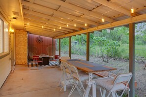 Outdoor dining - Pool & Gameroom, pet friendly, 10 Minutes from South congress, 20 from Downtown (Austin)