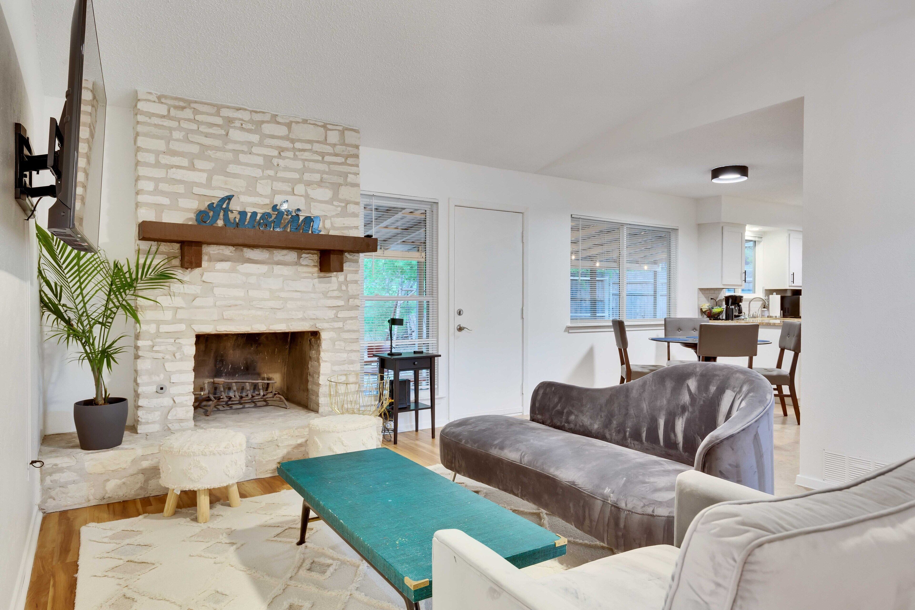 Televisor intel·ligent, llar de foc i taula de tennis de taula 