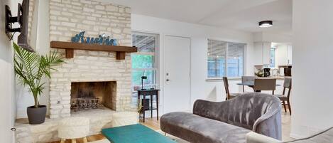 Älytelevisio, takka, pöytätennispöytä