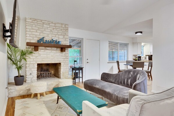 Smart TV, chimenea y tenis de mesa