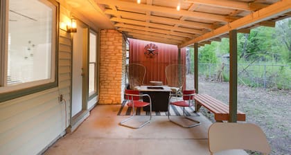Pool & Gameroom, pet friendly, 10 Minutes from South congress, 20 from Downtown