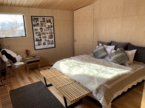 5 bedrooms, in-room safe, desk, iron/ironing board