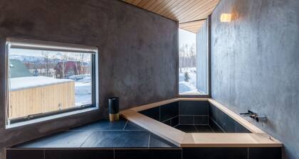 Niseko Village Stylish Chalet 4BR, 5' car to Ski Lifts, 4WD Delica car included