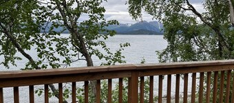 Located close to Tanalian River, amazing views and cozy setting.