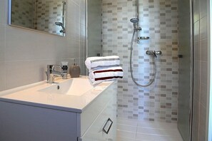 Shower, towels - Casa Fattorina A: A characteristic and welcoming apartment surrounded by the greenery, with Free WI-FI. (Chiusi)