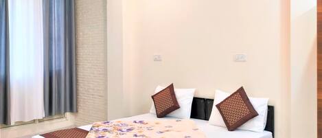 City Double Room | Desk, free WiFi, bed sheets