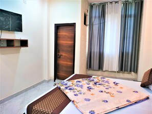 City Double Room | Desk, free WiFi, bed sheets - Comfort Inn Hotel.Near MayurVihar Metro1 (New Delhi)