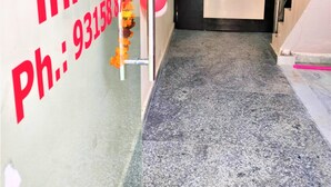 A hotel entrance with a welcome sign, a phone number, and balloons. - Comfort Inn Hotel.Near MayurVihar Metro1 (New Delhi)