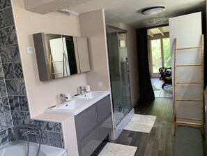 Shower, hair dryer, towels, soap - Charming country house with pool (Saint-Seurin-sur-l'Isle)