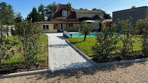 A house with a swimming pool, a gravel driveway, and a well-maintained lawn. - Charming country house with pool (Saint-Seurin-sur-l'Isle)