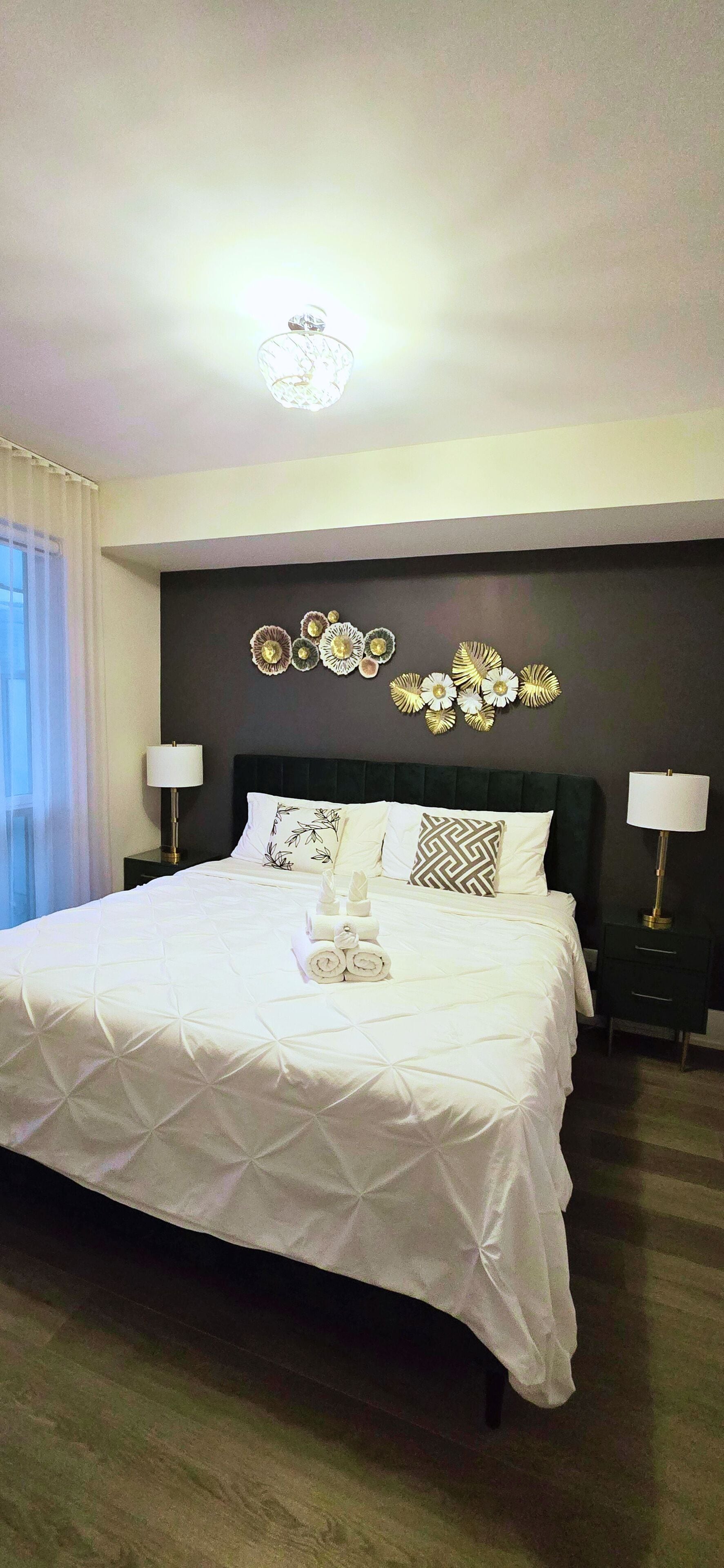 أغطية فراش متميزة وستائر تعتيم ومكواة/لوح كي وواي فاي مجانًا