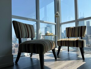 City-Apartment, 1 Queen-Bett und Schlafsofa, Stadtblick | Wohnbereich