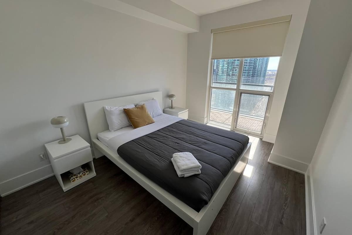 Roupas de cama premium, cortinas blackout, ferros/tábuas de passar roupa