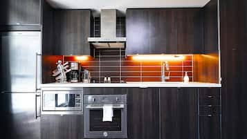 Full-size fridge, microwave, oven, stovetop