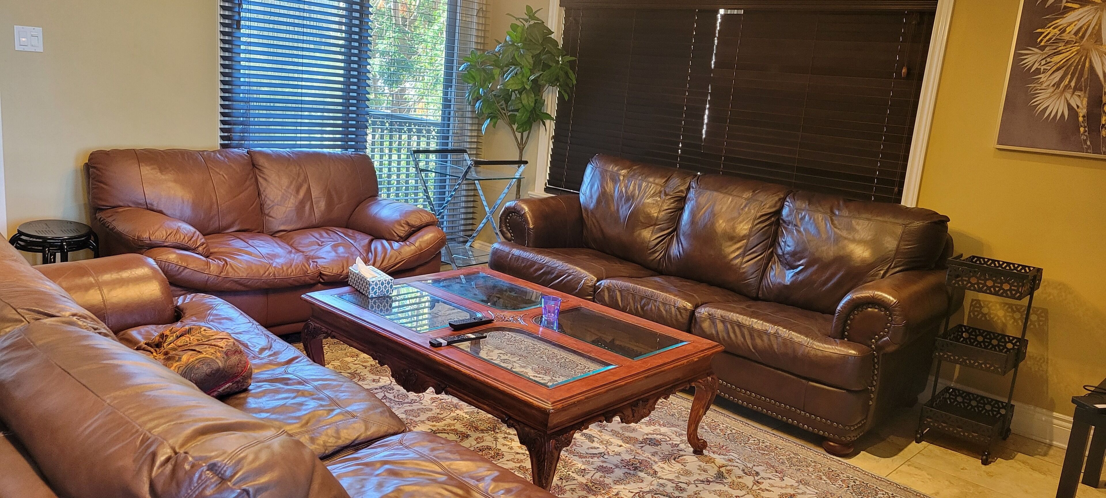 Smart TV, chimenea, consola de videojuegos y estéreo 