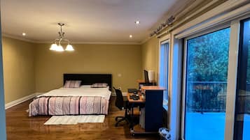 6 bedrooms, desk, soundproofing, iron/ironing board