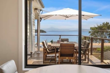 Outdoor dining. 'The Alonnah' Beach House - Main House Only