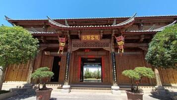 المنشأة من الخارج