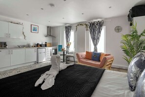 1 bedroom, desk, iron/ironing board, WiFi