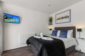 1 bedroom, desk, iron/ironing board, WiFi