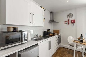 Frigorífico, microondas, horno y placa de cocina