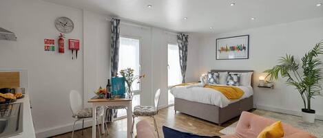 1 bedroom, desk, iron/ironing board, WiFi