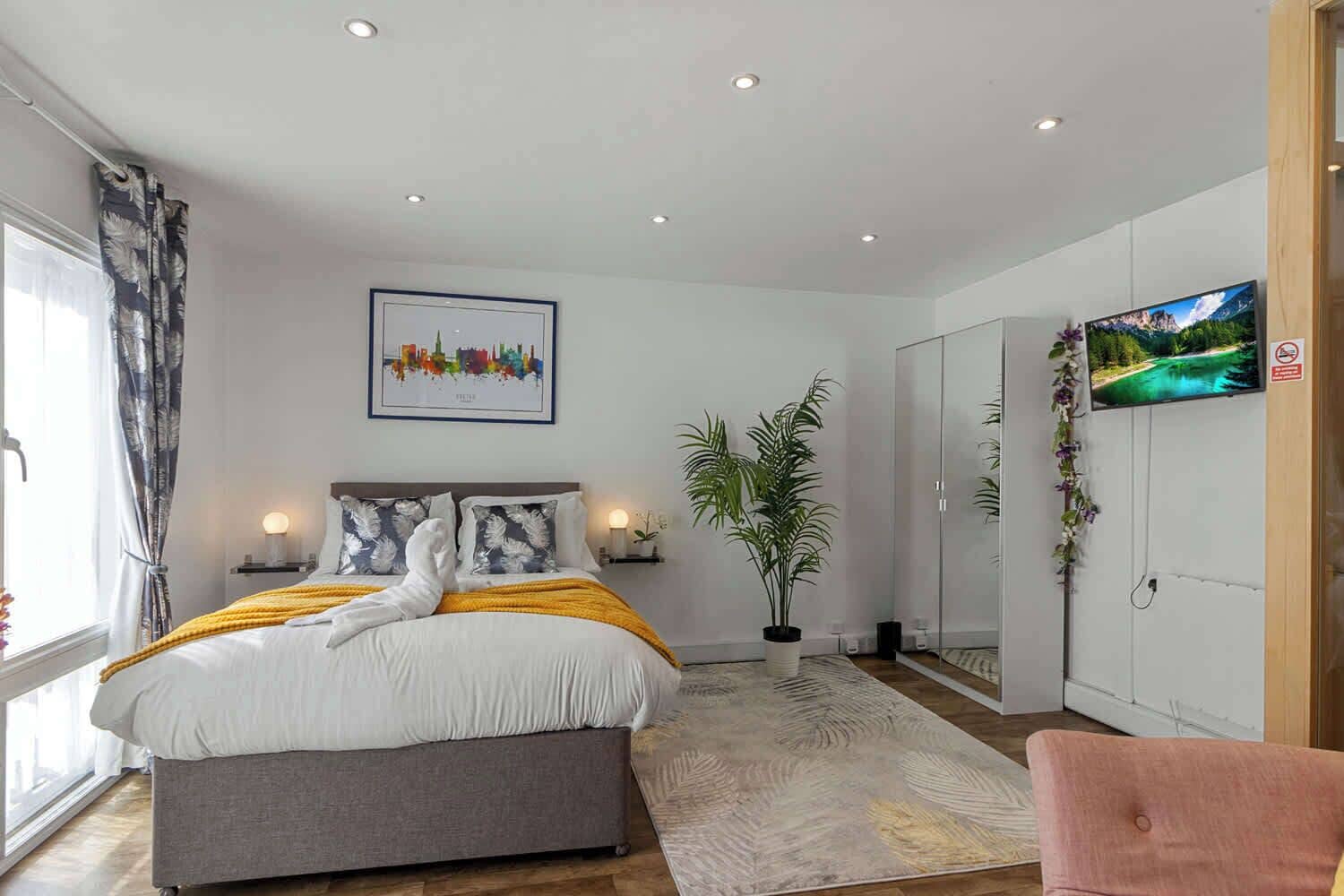 1 bedroom, desk, iron/ironing board, WiFi