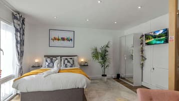 1 bedroom, desk, iron/ironing board, WiFi