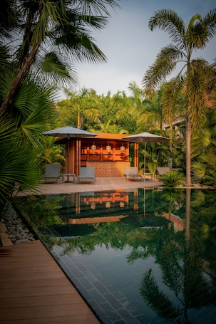 Bar junto a la piscina