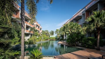 2 útilaugar, opið kl. 06:00 til kl. 22:00, sólhlífar, sólstólar