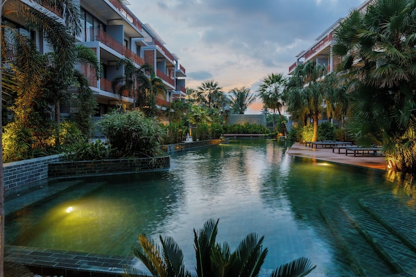 2 piscinas al aire libre, sombrillas, sillones reclinables de piscina