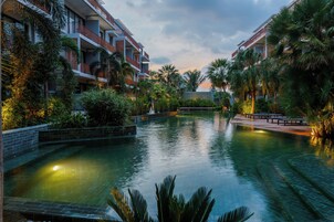 2 piscinas al aire libre, sombrillas, sillones reclinables de piscina