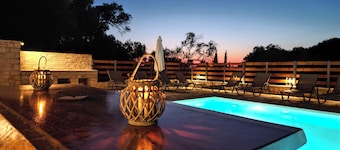 Villa Kostas- NE Corfu w/heated saltwater pool- 5 min walk from the beach.