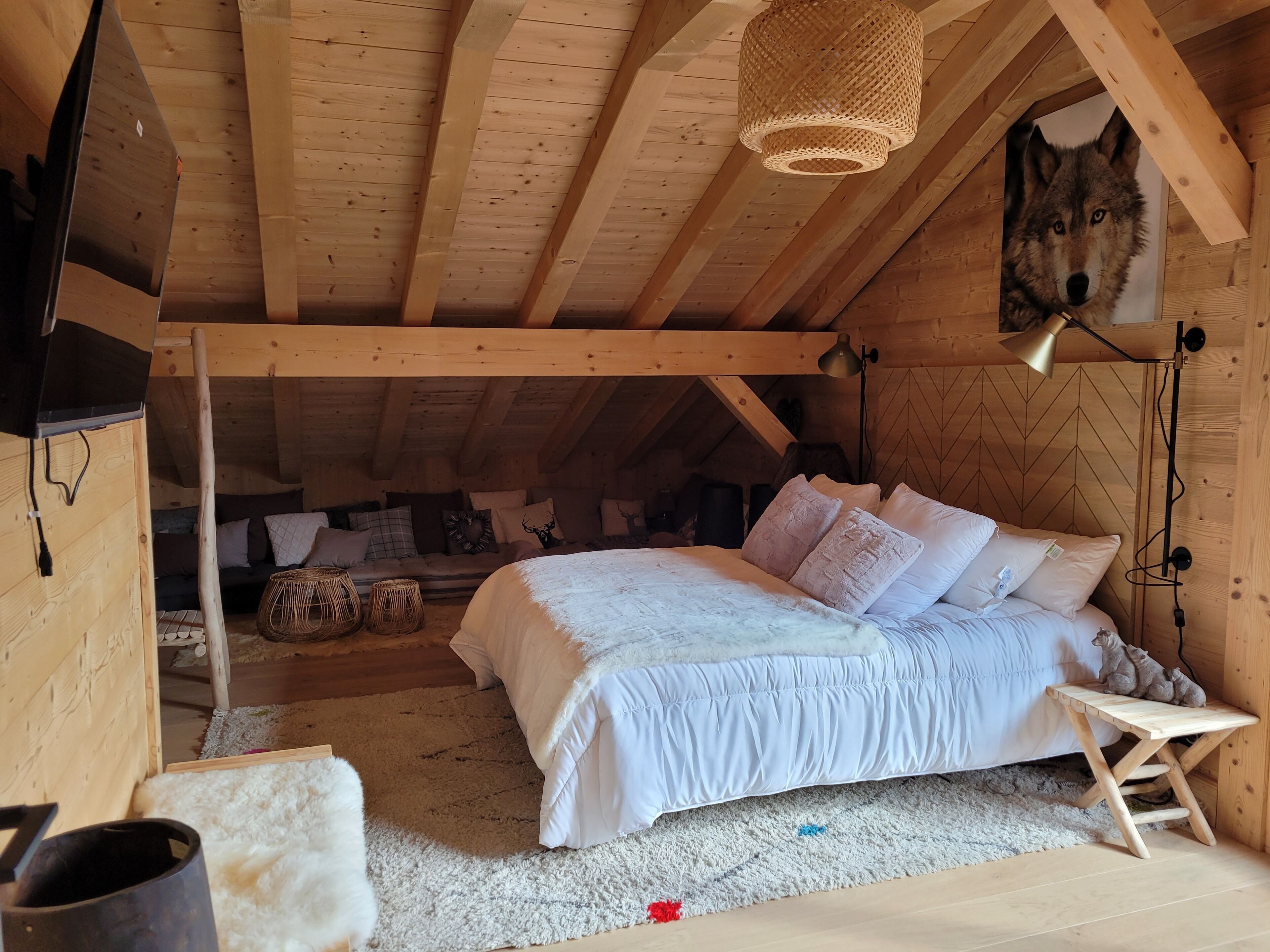 2 slaapkamers, een bureau, een strijkplank/strijkijzer, reisbedje