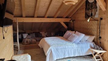 2 slaapkamers, een bureau, een strijkplank/strijkijzer, reisbedje