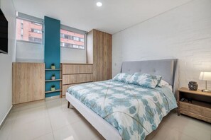 2 室のベッドルーム、デスク、アイロン / アイロン台、旅行用ベビーベッド