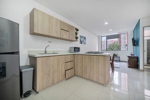 冷蔵庫、電子レンジ、コンロ、コーヒー / ティーメーカー