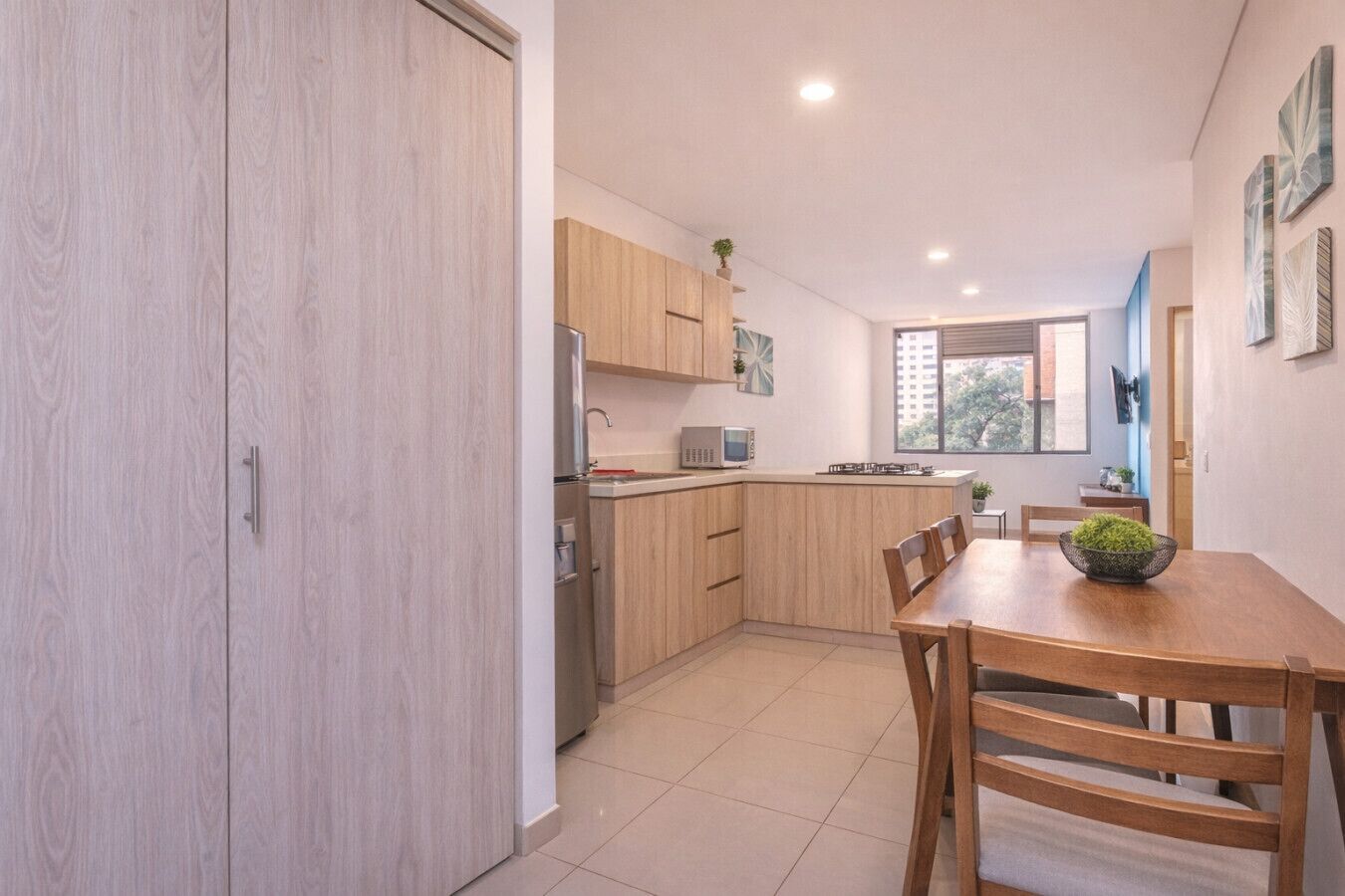 Kühlschrank, Mikrowelle, Herdplatte, Wasserkocher mit Kaffee-/Teezubehör