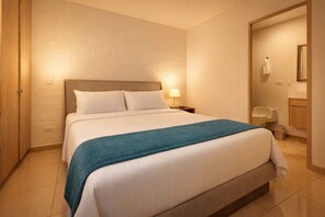 1 slaapkamer, een bureau, een strijkplank/strijkijzer, reisbedje