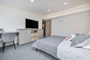 Een bureau, een strijkplank/strijkijzer, wifi, beddengoed