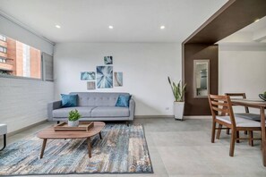 Smart TV - Oslo 710 · Apto 2 hab - El Tesoro, Provenza y Parque Lleras (Medellín)