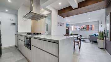 Een koelkast, een magnetron, een kookplaat