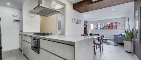 冷蔵庫、電子レンジ、コンロ、コーヒー / ティーメーカー