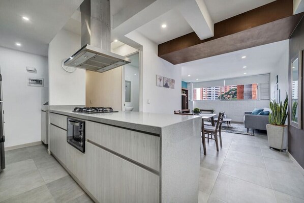 Kühlschrank, Mikrowelle, Herdplatte, Wasserkocher mit Kaffee-/Teezubehör