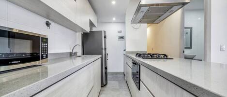 Refrigerador, microondas, placa de cocina, cafetera/tetera