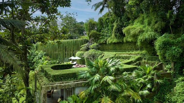 A lush garden with a seating area and a pathway. - Peaceful river and jungle views, 6 bedrooms, close to beaches. (Tabanan)
