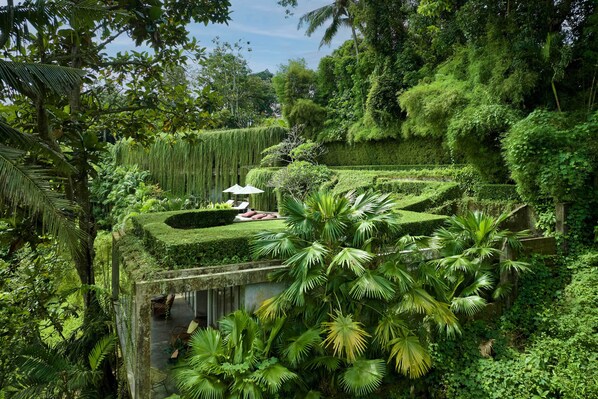 Property grounds - Peaceful river and jungle views, 6 bedrooms, close to beaches. (Tabanan)