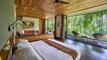 7 dormitorios, caja fuerte, escritorio y tabla de planchar con plancha