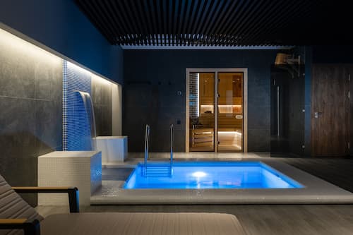 Indoor pool, sun loungers